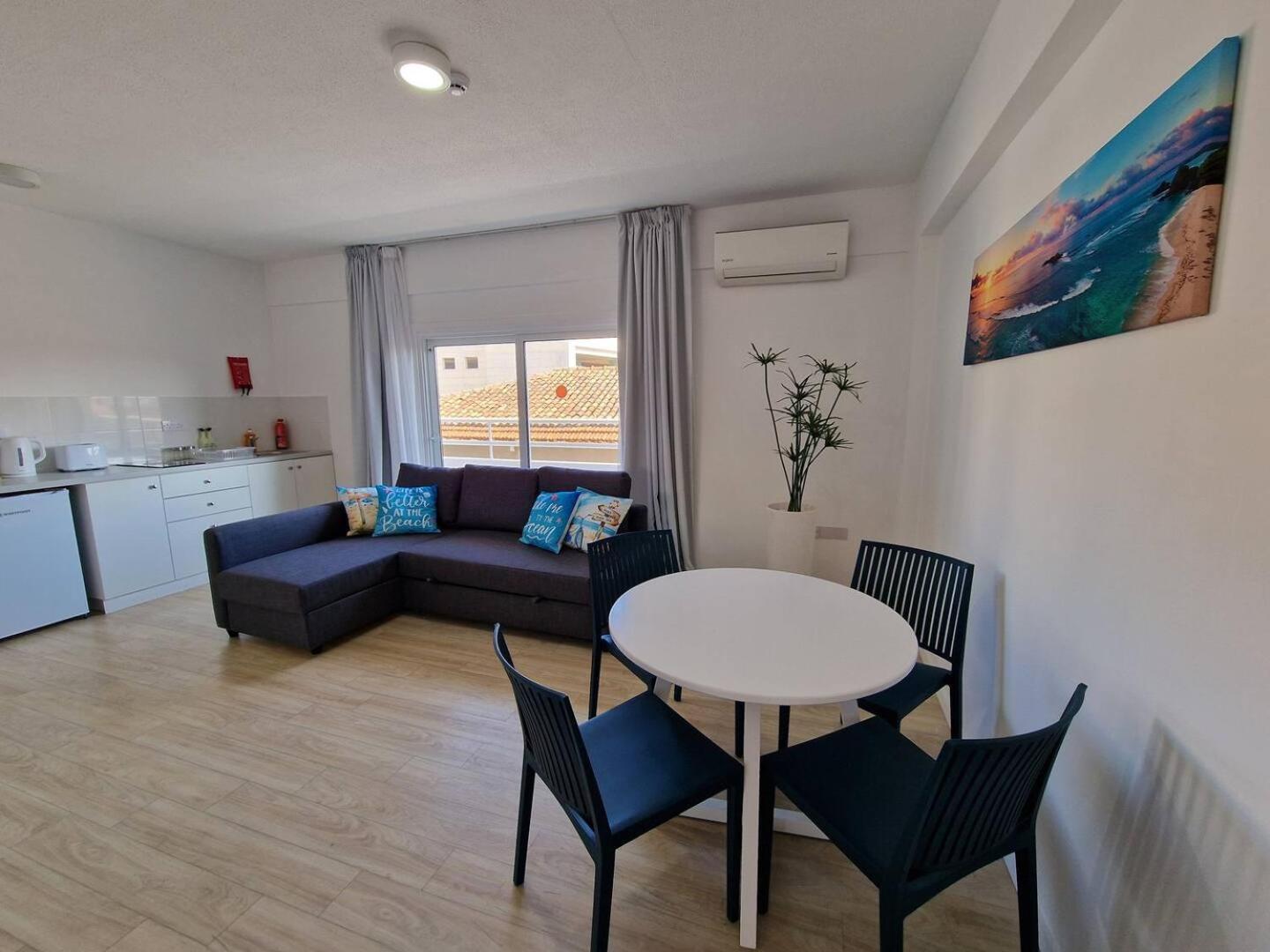Kitieos Central Apts 100M From Finikoudes Beach Larnaca Extérieur photo